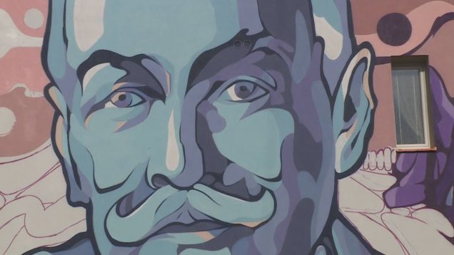 V Martine pribudol tretí mural. Zo steny bytového domu sa na nás pozerá P.O.Hviezdoslav