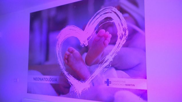 Priestory Neonatologickej kliniky UNM sa rozsvietili na fialovo