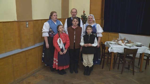 Krásne Vianoce plné lásky všetkým ľuďom dobrej vôle praje Detský folklórny súbor Turiec