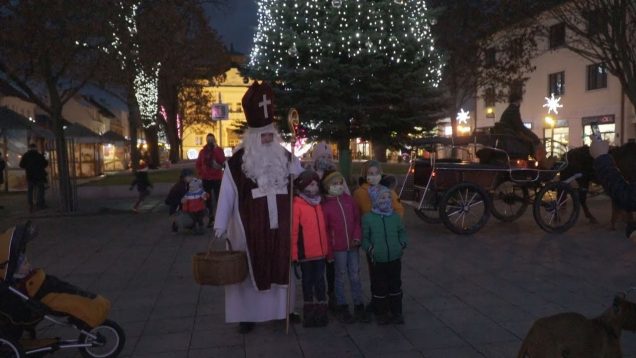 Mikuláš prišiel na Divadelné námestie a spolu s primátorom rozsvietili vianočnú výzdobu