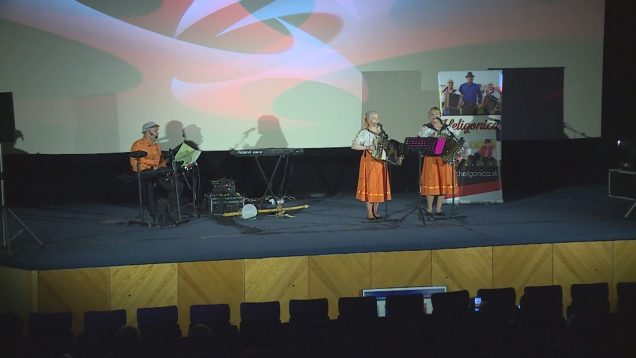 Seniori pookriali a načerpali energiu pri hudobnej skupine Heligonica