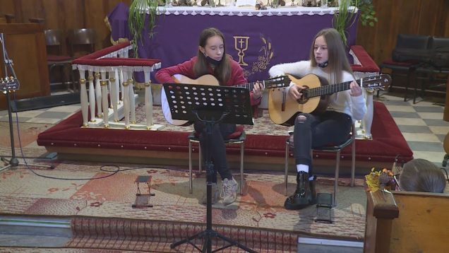 Talentované deti a mládež spríjemnili čarovnou hrou na gitare tretiu adventnú nedeľu