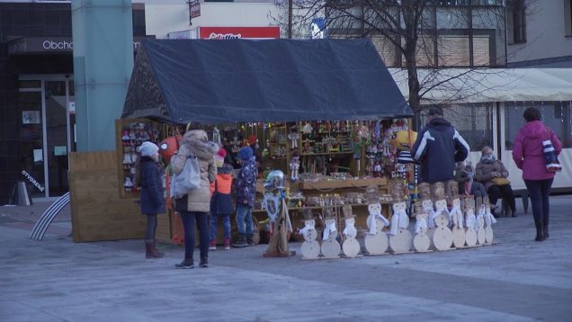 Vianočný punč, medovníčky či vianočné dekorácie nájdete počas decembra aj na Divadelnom námestí
