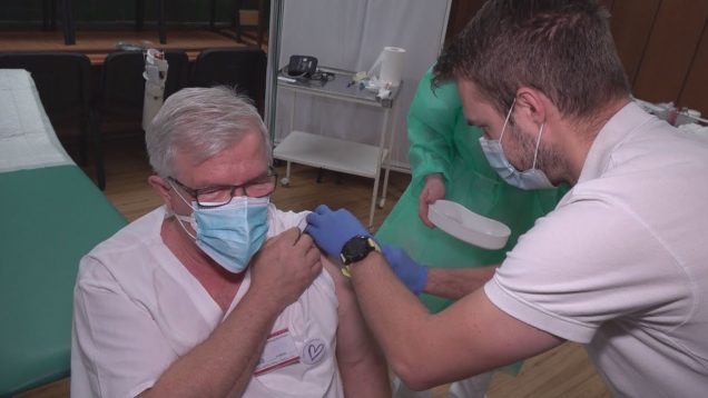 Prvým zaočkovaným zdravotníkom sa stal prednosta Neonatologickej kliniky Mirko Zibolen