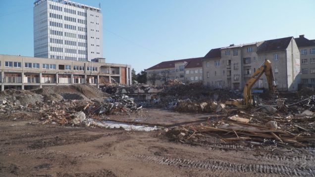 Bývalá Neografia sa búra. V severnej časti areálu je naplánované Klientske centrum.  