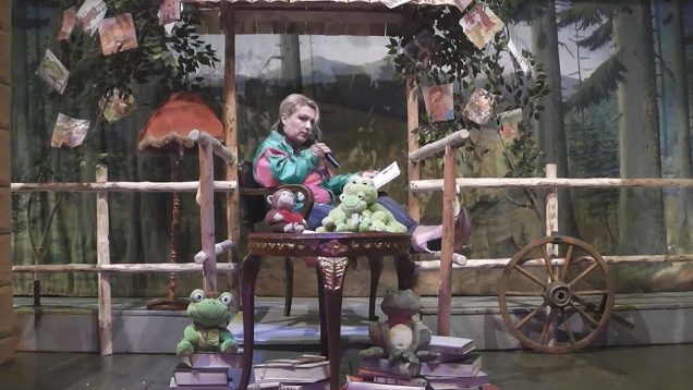 Členovia Žabokreckého ochotníckeho divadla čítajú každú nedeľu deťom rozprávky