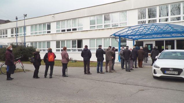 Martinskí seniori si  respirátory preberali priamo vo svojich mestských častiach