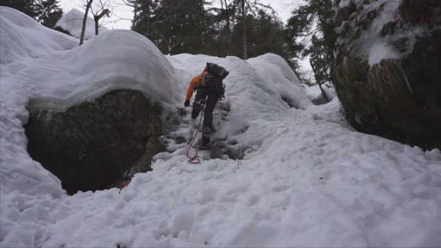 Na ferratu sa okrem postroja treba vybaviť vhodnou obuvou a v zime aj mačkami   
