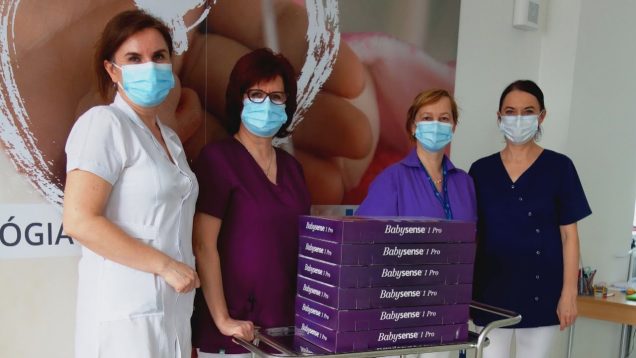 Neonatologická klinika má 6 nových monitorov dychu. Darovala ich Nadácia Križovatka. 