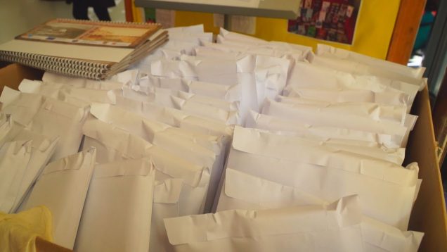 Okrem respirátorov a vitamínov dostali vrútockí seniori ako pozornosť aj kalendár