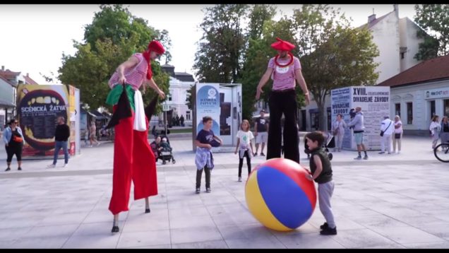 Divadlo blízko k ľuďom. Herci na chodúľoch i bábkové rozprávky so živou hudbou priamo v centre mesta