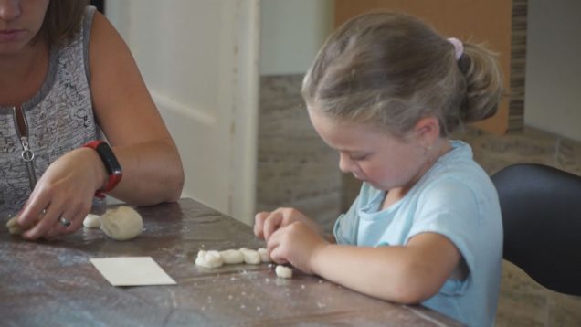 Malí, ale aj veľkí návštevníci sa netradične v múzeu učili vyrábať tradičné obradové pečivo