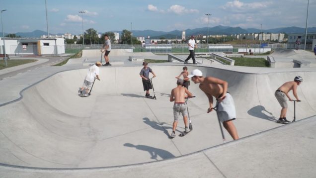 Najmodernejší skatepark na Slovensku je väčšinou plný mladých ľudí. Jeho okolie však ničia vandali
