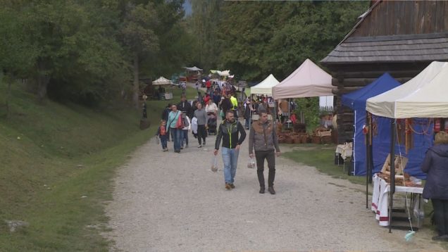 Pravej tradičnej jarmočnej atmosféry sa v skanzene „nadýchali“ stovky návštevníkov