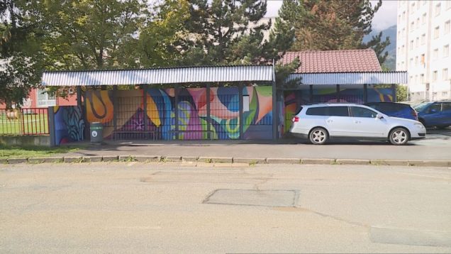 V mestskej časti Záturčie skrášľuje abstraktný mural autobusovú zástavku