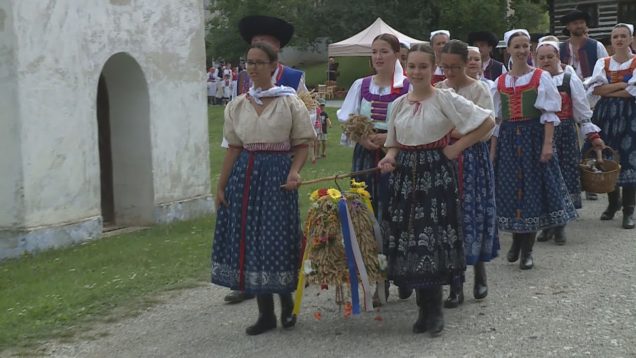 V Múzeu slovenskej dediny predviedli ukážky tradičných prác spojených so zberom a spracovaním obilia