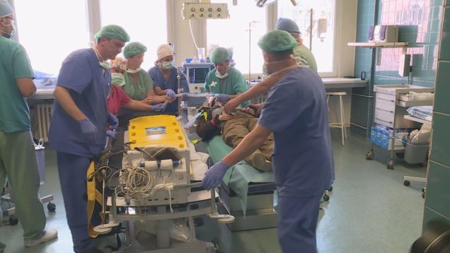 V zdravotných tímoch v nemocniciach chýbajú sanitári a ošetrovatelia. Na jednu sestru niekedy pripadá 15 až do 30 pacientov