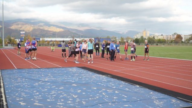 Bežci bežali 10 000 m na atletickej dráhe pri Spojenej škole v Martine