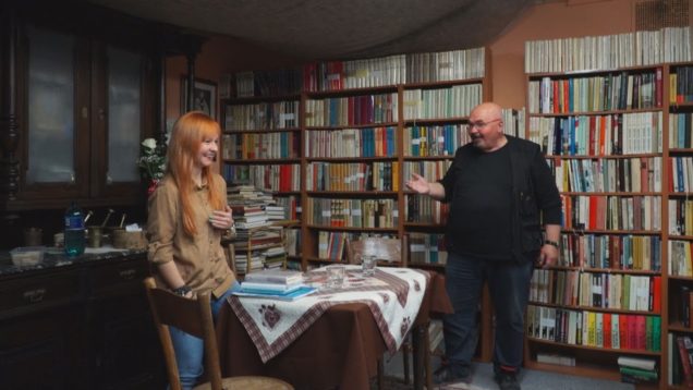 Na obľúbenom Literárnom pondelku sa hralo aj na kurióznom hudobnom nástroji . Hru na pílu predviedla režisérka a herečka Janka Ovšonková