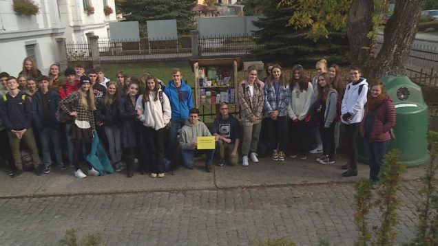 Potravinovú búdku, ktorá pomáha ľuďom v núdzi veľkoryso naplnili študenti Gymnázia J.Lettricha a ich učitelia etickej výchovy