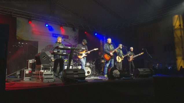 Divadelné námestie sa rozozvučalo dynamickou hudbou. Vystúpila skupina Ploštín Punk