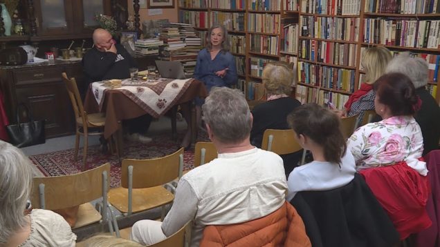 „Ľúbezne s Ľubkou“ bolo na ostatnom Literárnom pondelku. Príjemné rozhovory nielen o literatúre viedol Janko Cíger s martinskou herečkou Ľubkou Krkoškovou