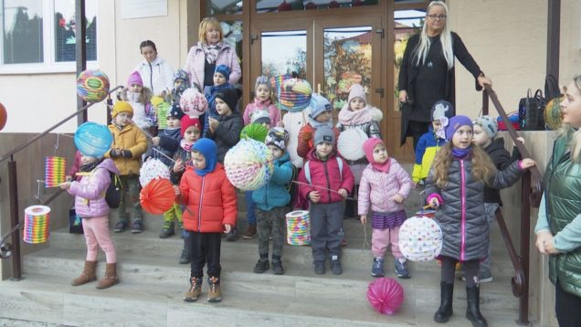 Malí škôlkári, spolu so svojimi rodičmi a učiteľmi vytvorili lampiónový sprievod. Vydali sa naprieč ulicami, aby oslávili Deň materských škôl, aj blížiaci sa sviatok sv. Martina