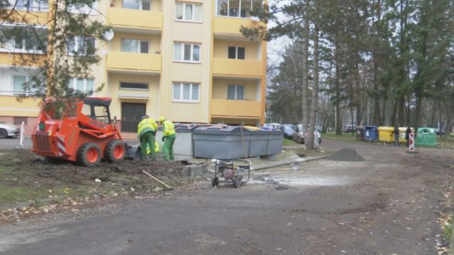 Na Jilemnického ulici pribudli druhé stojisko na polodozemné kontajnery. Majú vyššiu kapacitu, vyzerajú esteticky a nešíri sa z nich zápach