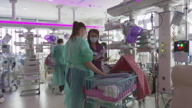 V UNM si pripomenuli Svetový deň predčasne narodených detí. Pri tejto  príležitosti dostali rodičia predčasniatok, ktoré sú na Neonatologickej  klinike hospitalizované, milý darček