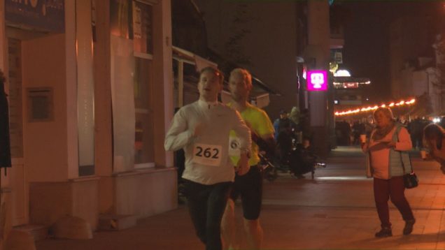 <strong><u>Večerný beh po martinskej pešej zóne má svoje čaro. Do osvetlených ulíc vyrazili desiatky bežcov</u></strong>