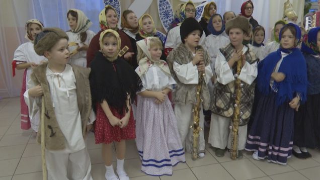 <strong><u>Čarovnú a pozitívnu predvianočnú atmosféru pripravili žiaci, spolu s učiteľmi,ale aj rodičmi. Príjemným spestrením kúzelného podujatia bolo vystúpenie malých folkloristov</u></strong>