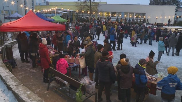 <strong><u>„Hurbanka“ zorganizovala čarovné vianočné trhy rovno pod holým nebom. Žiaci pripravili pestrú ponuku výrobkov a ch predajom podporili tých, ktorí to potrebujú najviac</u></strong>