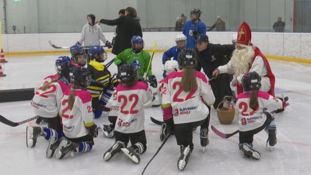 <strong><u>Jedna z najobľúbenejších detských postáv dobre ovláda nielen sane a soby, ale výborne mu to ide aj na korčuliach. Priamo počas tréningu o tom presvedčil šikovné malé hokejistky</u></strong>