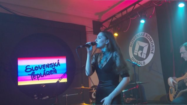 Koncert pre Matúša a Juraja v divadelnom bare sprevádzal tichý protest občianskych aktivistov