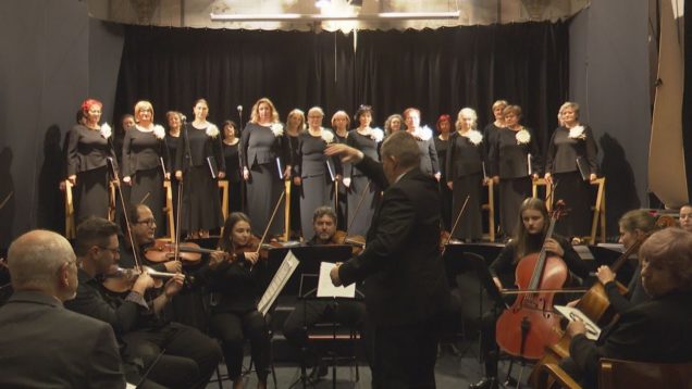 <strong><u>Martinčania si mohli vyzdvihnúť ,,umelecký vianočný darček“. Bol im venovaný slávnostný program vianočného slova, hudby a spevu</u></strong>