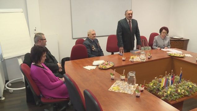 Občianske združenia spolupracujú s učiteľmi základných škôl. Žiakom sa snažia podať autentické informácie o slovenskej histórii