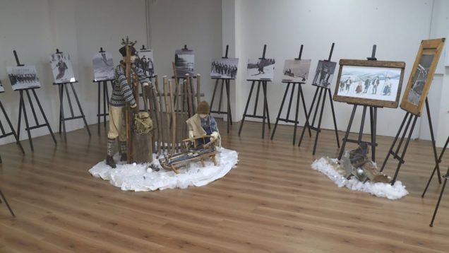 Ako sa lyžovalo na Martinských holiach v minulosti približujú historické fotografie a vzácne exponáty, ktoré sú inštalované v OC Galéria V Obchodnom centre Galéria