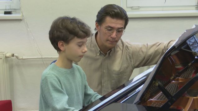 <strong><u>Denis Ďuríček sa venuje hre na klavír od piatich rokov. Čaro tónov tohto hudobného nástroja objavil u starej mamy. A odvtedy neprestal hrať</u></strong>