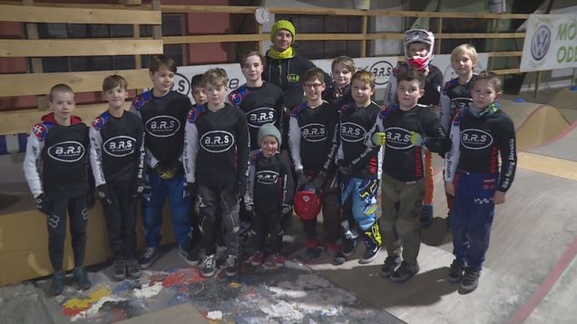 Na okraji Martina trénujú na špeciálnej trati v interiéri bikrosoví jazdci