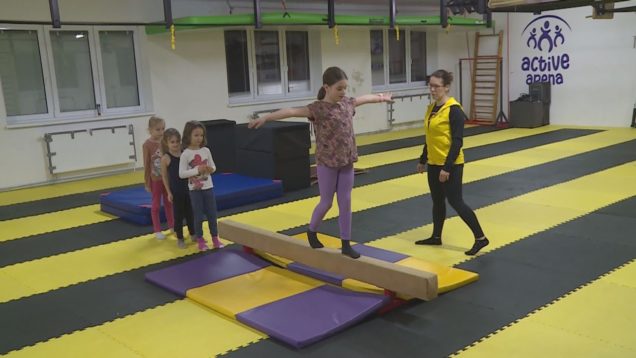 Prekážková dráha, kladina i hrazda. Aj s týmto športovým náradím sa stretávajú v Activearena na okraji mesta Martin najmenšie deti