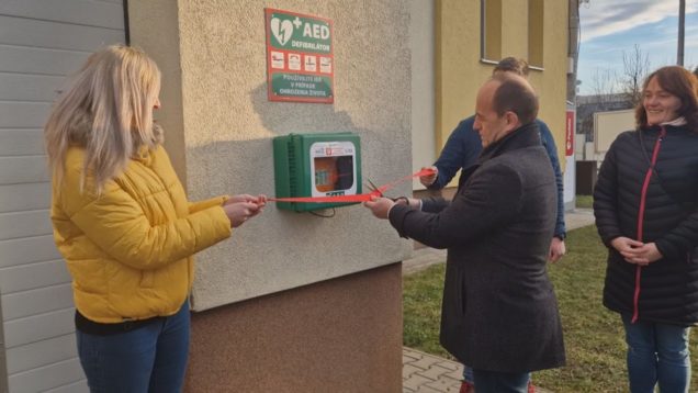 Vďaka dobrým ľuďom majú ľudia v susednej obci nonstop k dispozícii automatický externý defibrilátor, ktorý dokáže zachrániť ľudský život