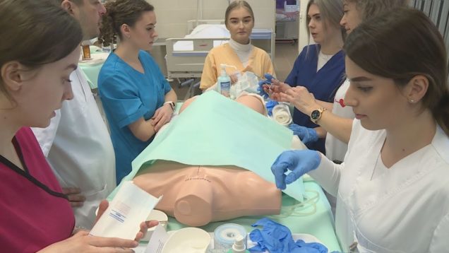 <strong><u>Budúci ošetrovatelia budú mať prechod na prax do nemocnice jednoduchší. Ošetrovateľské zručnosti nacvičujú v špeciálne vybavenej učebni so simulátormi a modelmi </u></strong>
