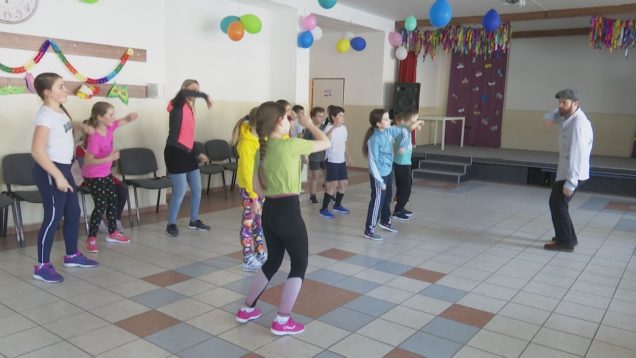 <strong><u>Hodiny telesnej výchovy na KZŠ s MŠ A. Bernoláka sú zaujímavé a inšpiratívne. Deti sa učia tanečný pohyb pod vedením skúseného lektora</u></strong>