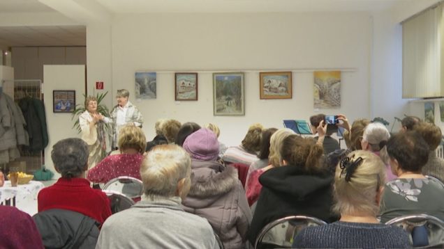 Odmalička je zbláznená do kvetov, prírody a nadovšetko zbožňuje ľudí. Vyznania všetkým svojim láskam odovzdáva cez farebné obrazy