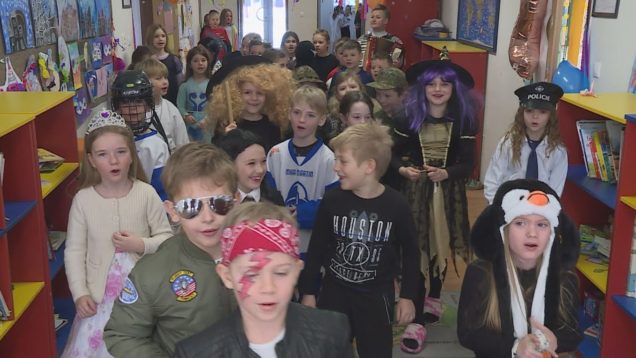 <strong><u>V Evanjelickej základnej škole by ste mnohé deti v piatok ani nespoznali. Premenili sa na všakovaké masky a spoločne išli rozveseliť a roztancovať celú školu i škôlku</u></strong>