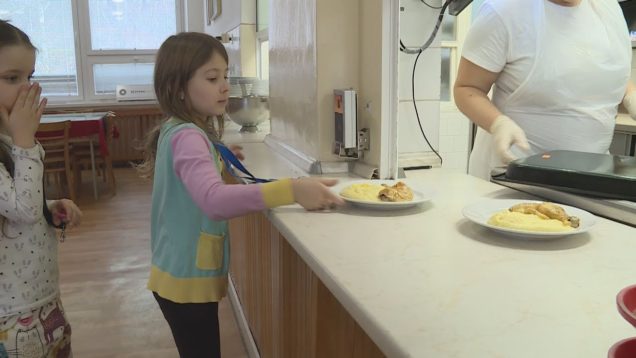 <strong><u>Zdražovanie neobišlo ani školské jedálne. Aby bolo deťom podávané hodnotné a nutrične vyvážené jedlo, rodičia musia siahnuť hlbšie do vrecka</u></strong>