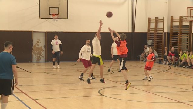 <strong><u>Iné školy sa v piatok pred prázdninami rýchlo vyprázdnili, no v ZŠ A.Dubčeka bolo rušno až do neskorého večera. Žiaci, rodičia i učitelia si dali spoločný basketbalový turnaj</u></strong>