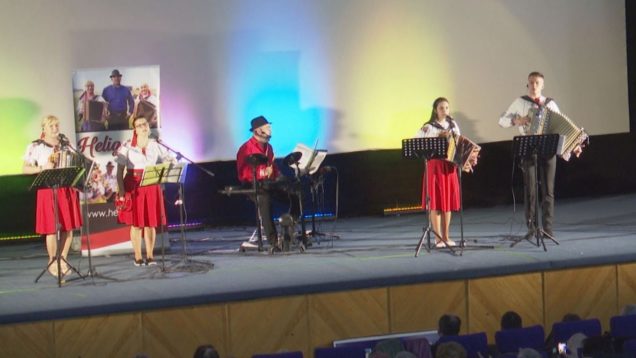 <strong><u>Kino Moskva praskalo vo švíkoch. Seniori si vychutnali tóny heligónky, tanečné a ľudové piesne</u></strong>