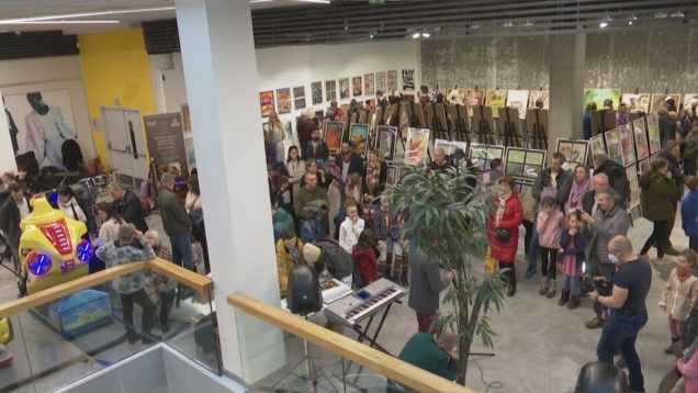 V OC Galéria môžete vidieť kúsok z pestrofarebnej Afriky. Žiaci so SZUŠ zo Záturčia stvárnili rôznymi výtvarnými technikami zvieratá, tropické ovocie, púšť i domorodých ľudí