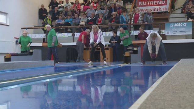 Desiatky seniorov sa stretli v priekopskej kolkárni, aby si zmerali sily v kolkoch. Do kolkárne ich priviedol jednak pohyb, ale aj možnosť byť spolu a tešiť sa jeden z druhého